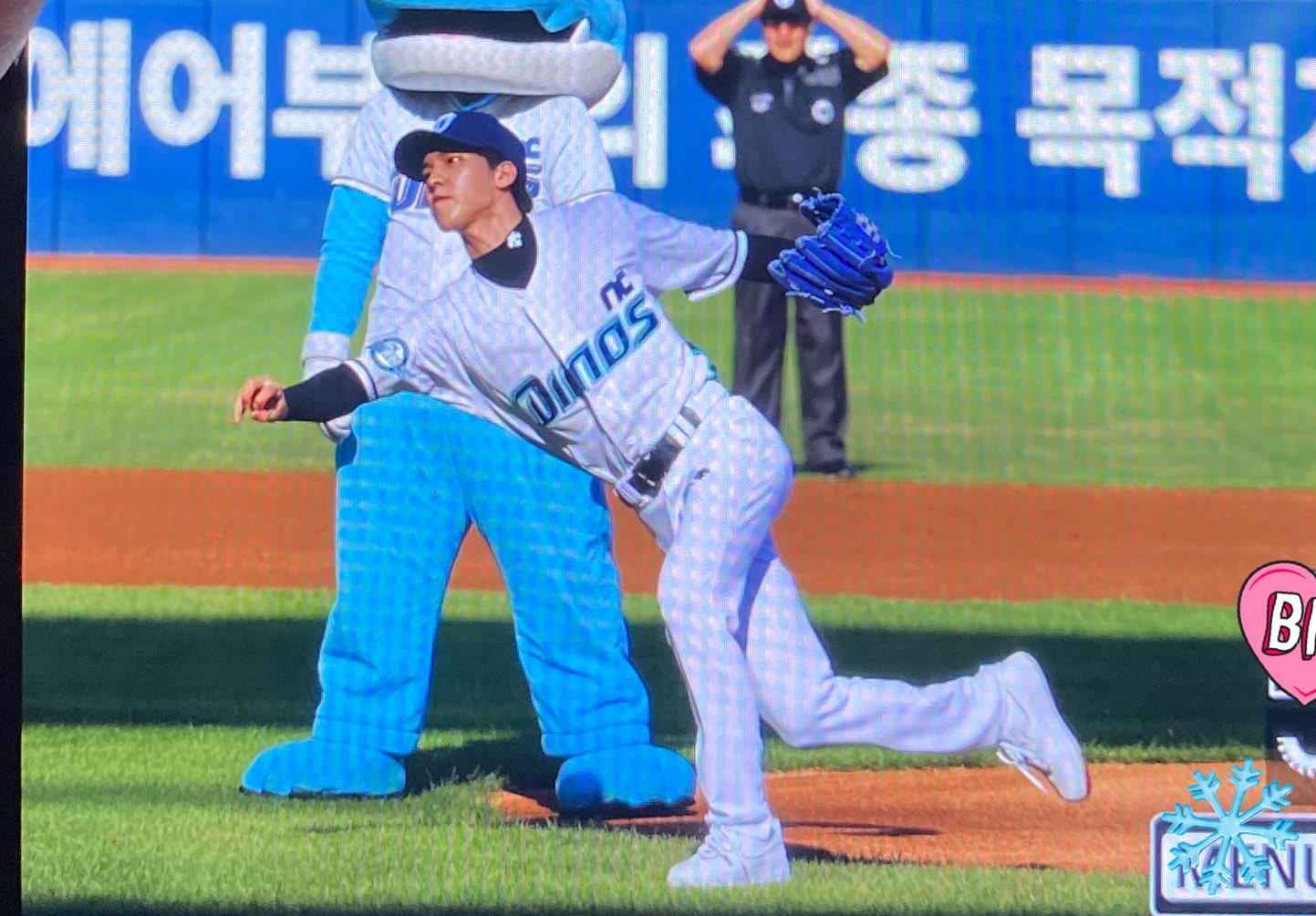 더쿠 - 팬들 사이에서 반응 좋은 야구 유니폼 풀착장 남돌 피지컬.jpg