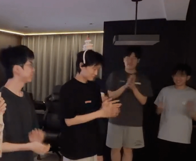 JpUmYC.gif