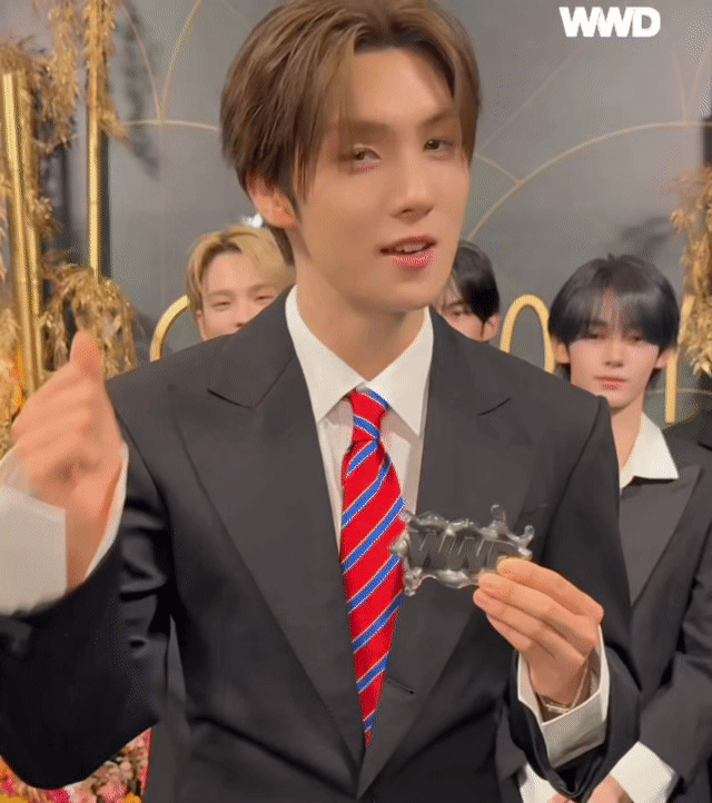 JwuuBG.gif