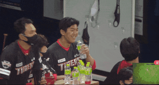 LvzEVL.gif