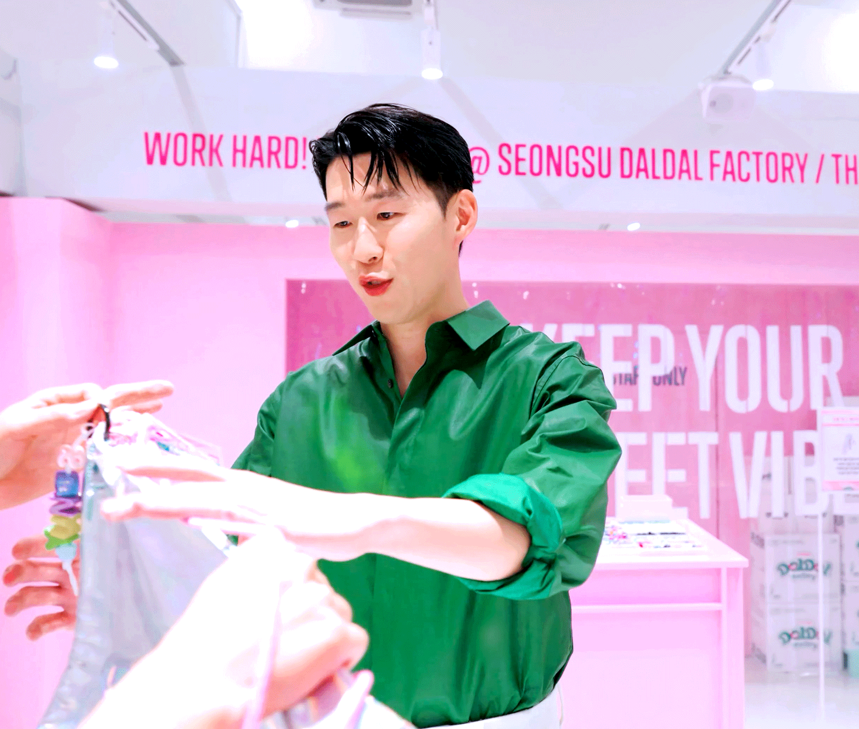 MjwAsX.gif