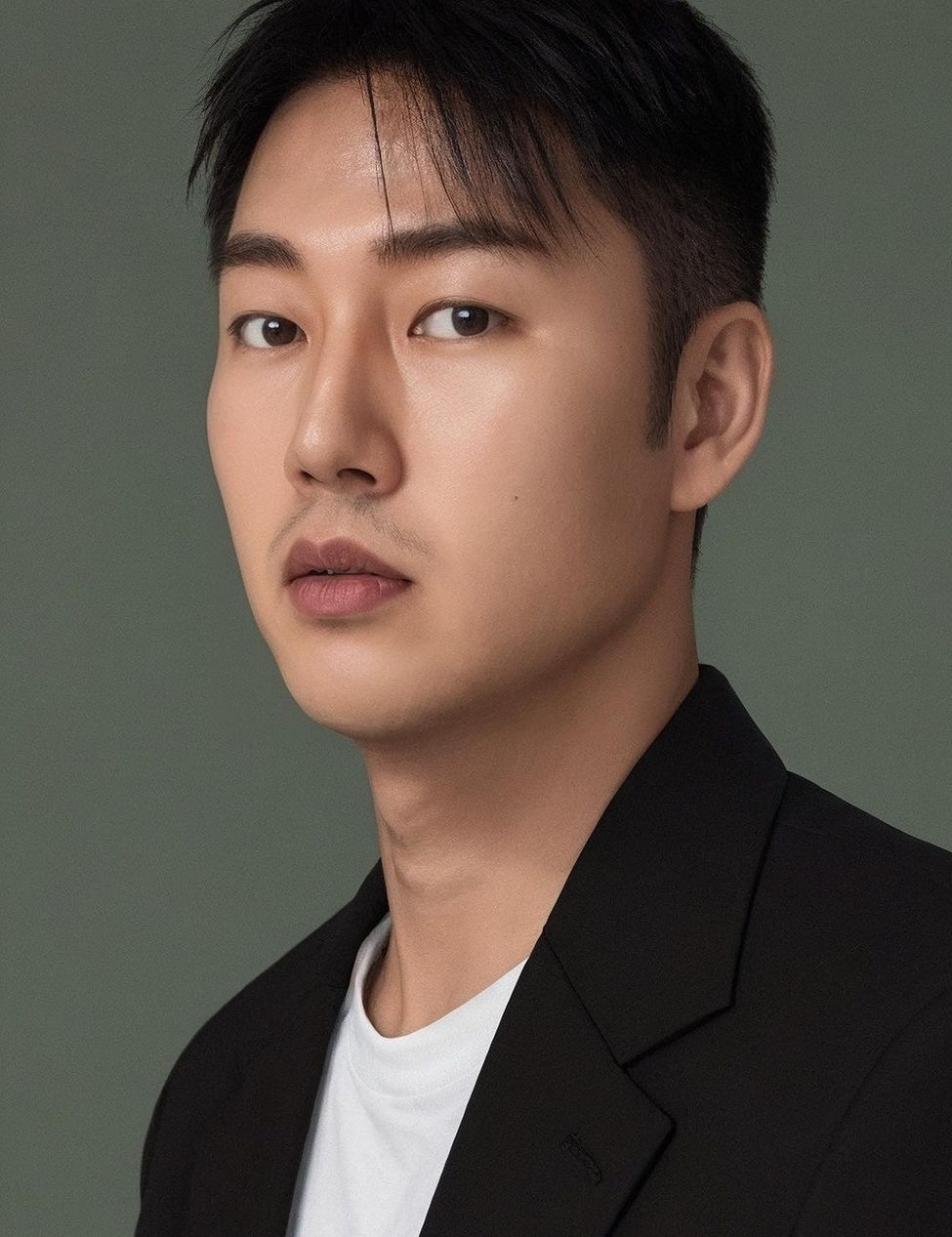 더쿠 - 연예인 김 씨 ai 프로필 사진.jpg (정답 하단에 공개)