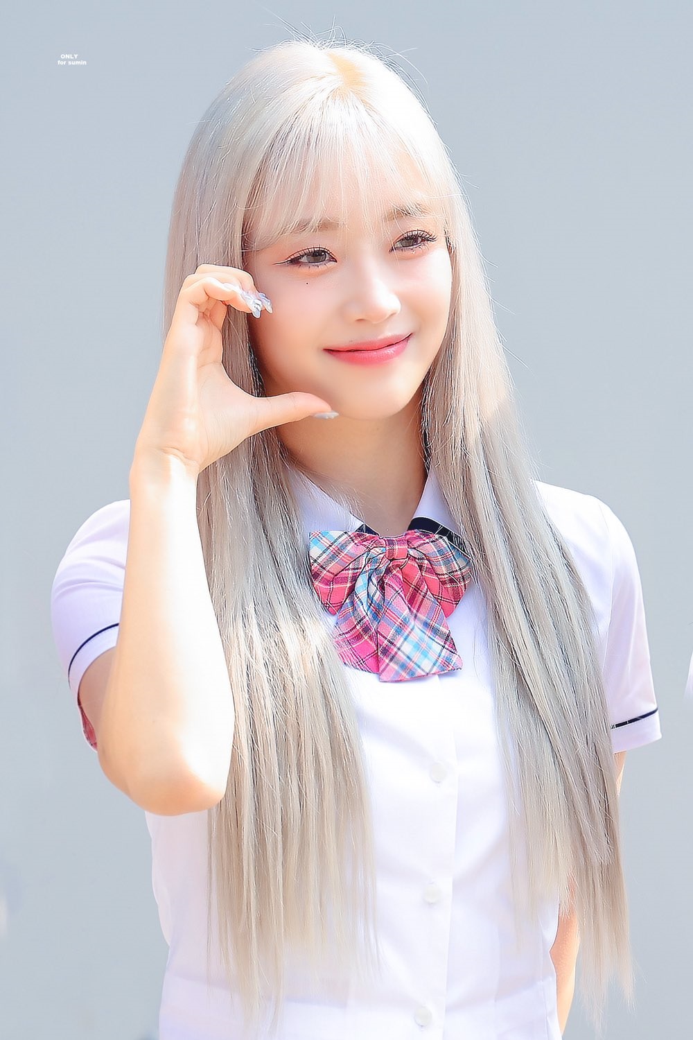 더쿠 - 애쉬끼 도는 백금발 머리가 찰떡으로 어울리는 스테이씨 수민.jpg