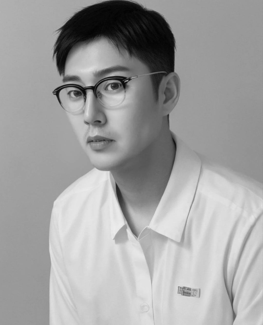 더쿠 - 연예인 김 씨 ai 프로필 사진.jpg (정답 하단에 공개)
