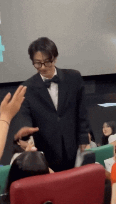 QyqEGw.gif