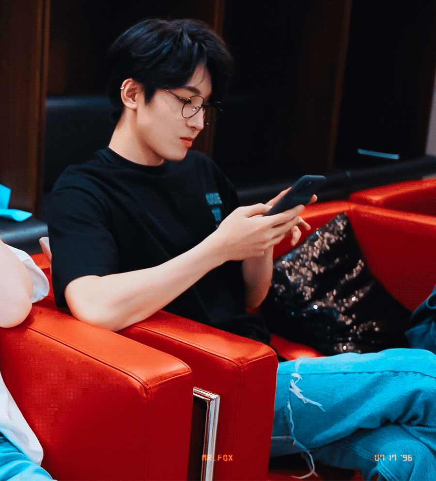 RAQHXi.gif