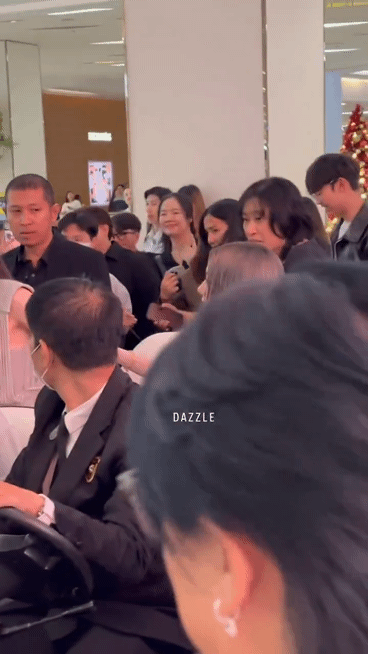 UJqIxy.gif