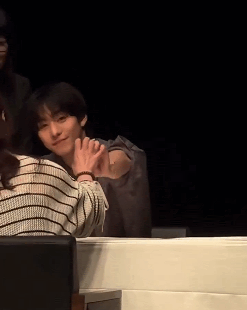 WzjUSf.gif