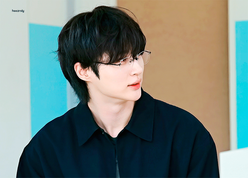 XOQyUr.gif
