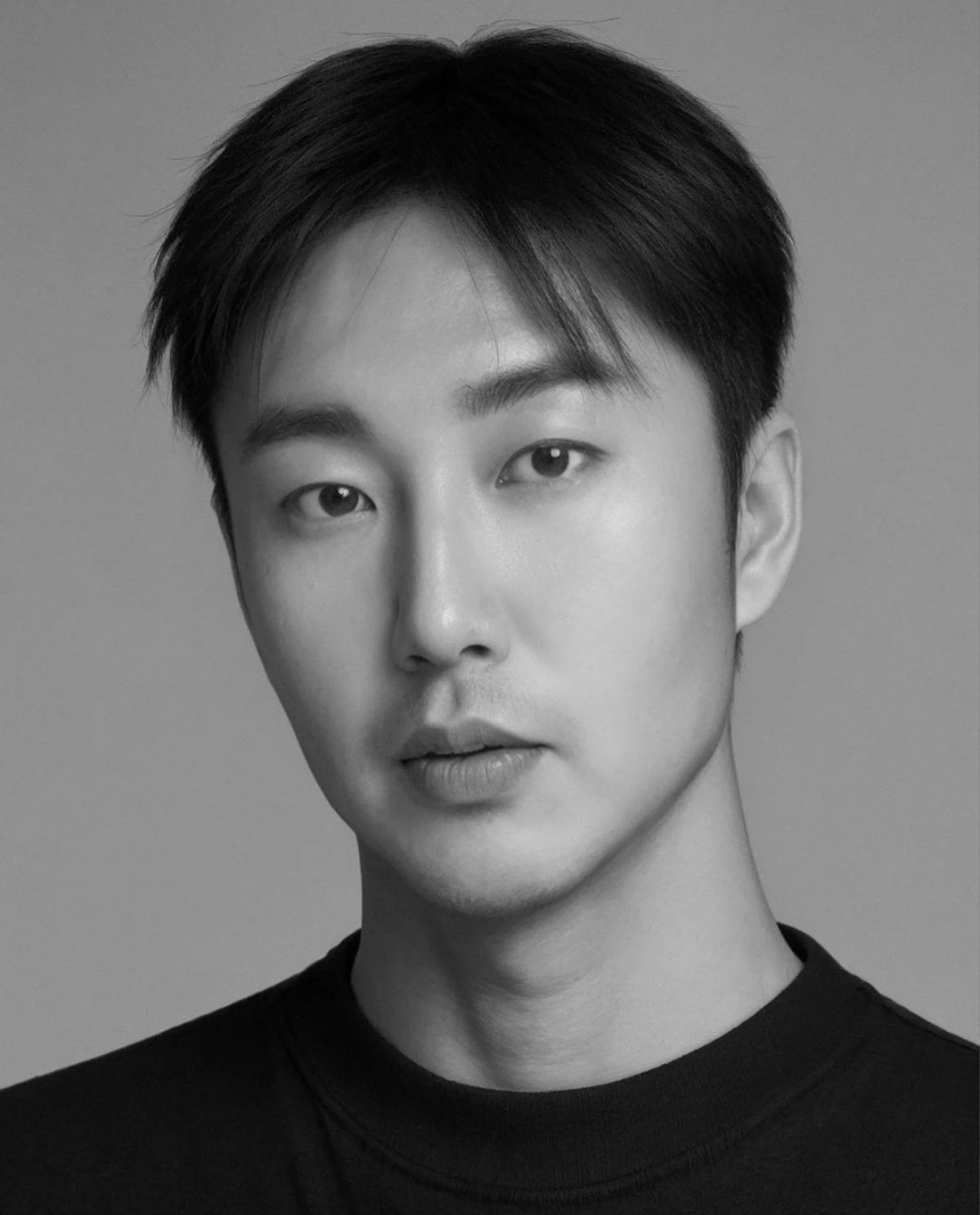 더쿠 - 연예인 김 씨 ai 프로필 사진.jpg (정답 하단에 공개)