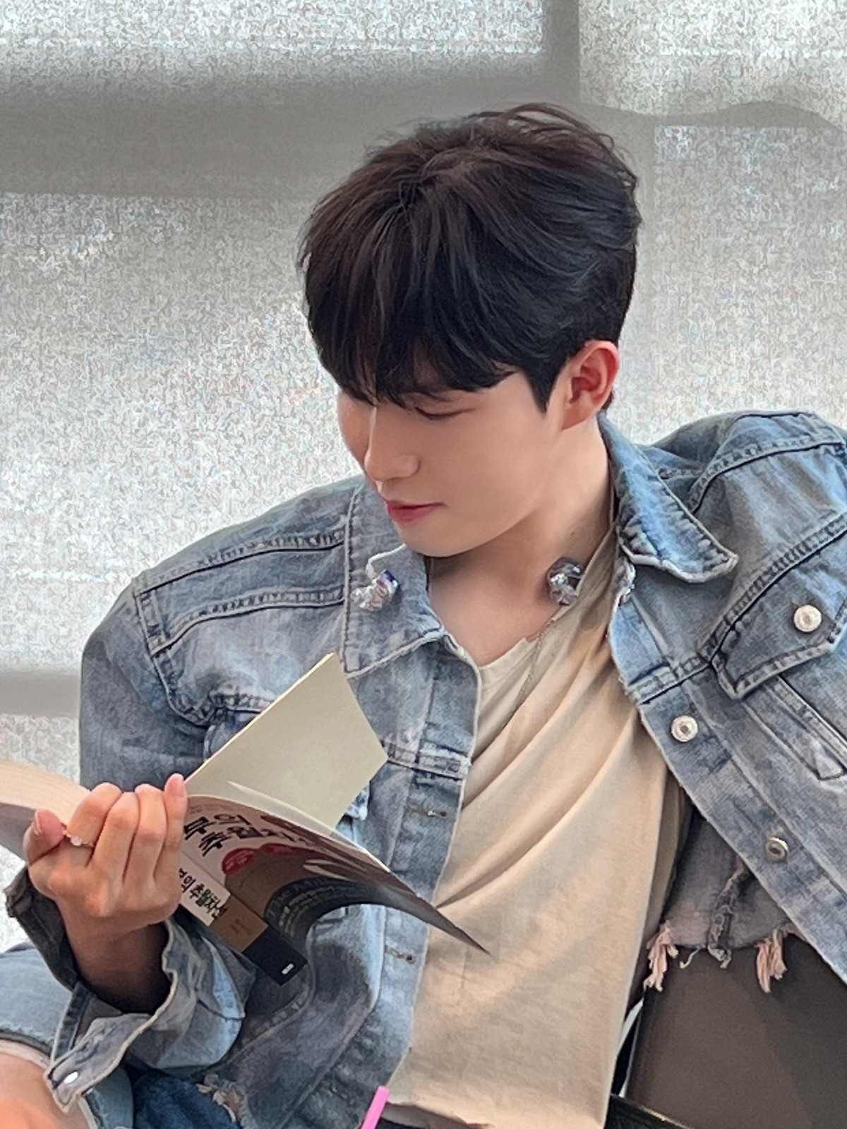 더쿠 - [#여기보째용📸] 독서왕 김째니📖 (설정샷 아닙니다❌)