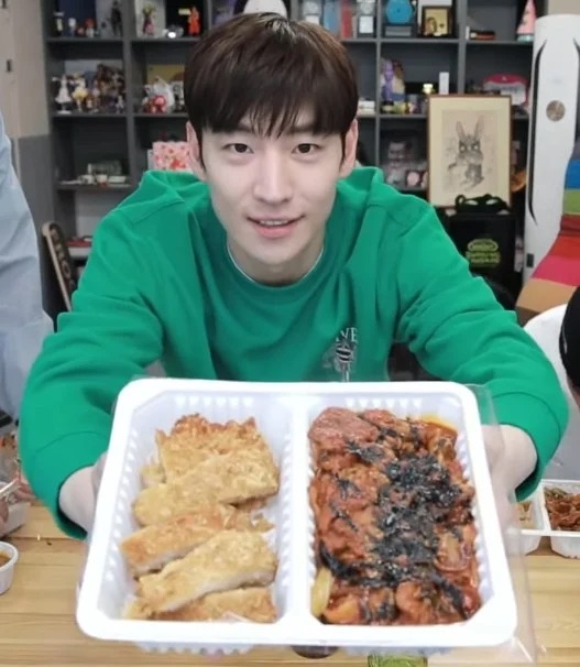 전체 게시판 - 아니 음식말고 얼굴만 보이는데