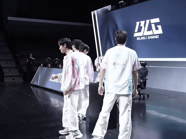 kYbJKz.gif
