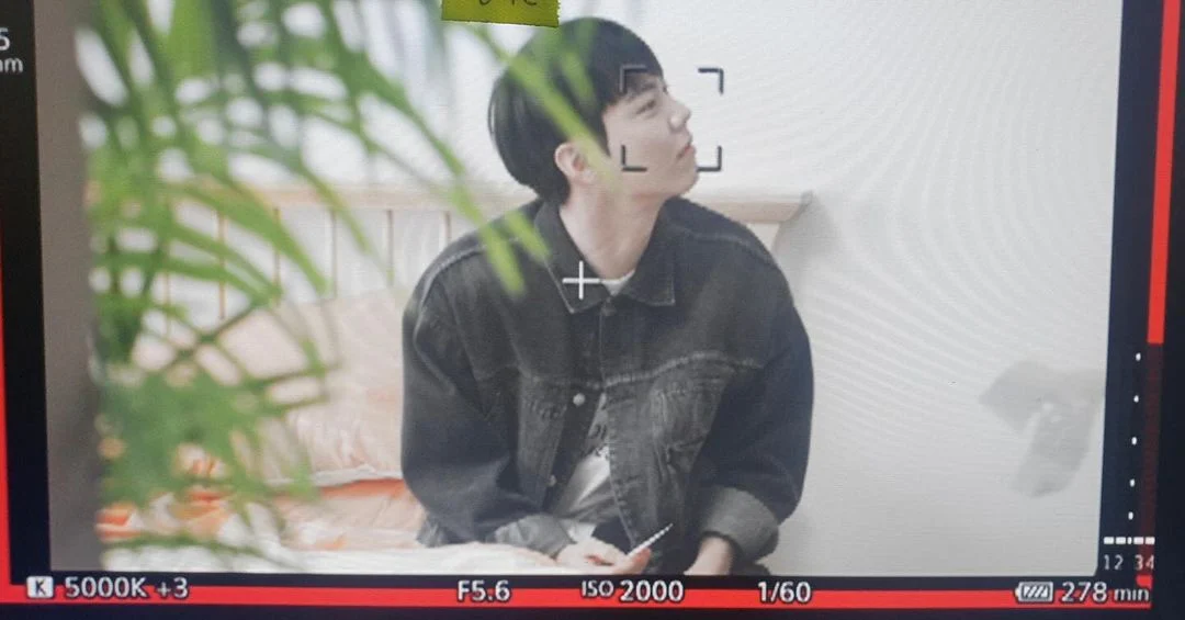 더쿠 - 오늘 올린 이준성 인스타 애인 기다리는 남친짤 아님?