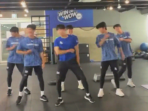pAkQjD.gif
