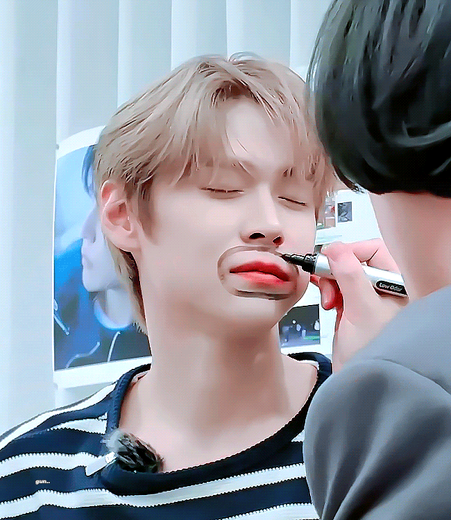 uqXfmx.gif